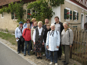 Margarete Jäckl vor Goglhof mit den interesierten Gästen